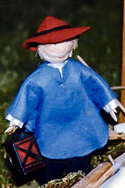 grosser Hirte mit blauem Cape und roten Hut. Laterne in der Hand